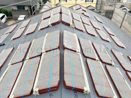 ルーフィングと言う防水シートをかぶせた屋根の上に材料を上げて並べてから屋根材の施工が開始されます！---- COPYRIGHT©2021 霧島市 TDホーム霧島（有）林工務店 ----