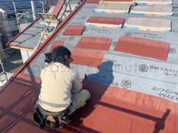 最初に板金を取り付けて、下から順番にコロニアルを貼っていきます！---- COPYRIGHT©2021 霧島市 TDホーム霧島（有）林工務店 ----