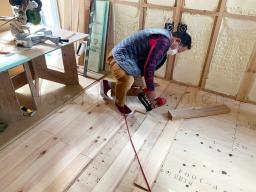 無垢のボルドーパイン材の床板の施工が行われました！ ---- COPYRIGHT©2021 霧島市 TDホーム霧島（有）林工務店 ----