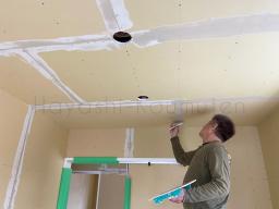 クロス工事が開始されました。いきなりクロスを貼るのではなく、下処理のパテ塗り作業が行なわれます！---- COPYRIGHT©2022 霧島市 TDホーム霧島（有）林工務店 ----