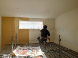 何度もパテを塗り込み平らにした後、やっとクロスが貼られます！---- COPYRIGHT©2022 霧島市 TDホーム霧島（有）林工務店 ----