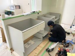 キッチンの取り付けが行なわれました！---- COPYRIGHT©2022 霧島市 TDホーム霧島（有）林工務店 ----