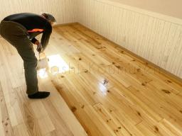 床塗装工事が行われました！塗っている塗料は、植物由来の自然塗料なので体にも優しい塗料です！---- COPYRIGHT©2022 霧島市 TDホーム霧島（有）林工務店 ----