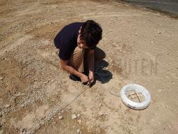 縄張りを行いました！ 縄張りは、家の建つ場所を縄で囲って配置を視覚化する作業になります！ 図面通りの場所に杭を打ち、グルッと一周縄を巻き付けていきます。---- COPYRIGHT©2021 霧島市 TDホーム霧島（有）林工務店 ----