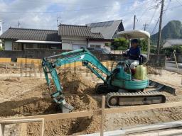 最初に「遣り方」と言う基礎を作る場所の位置出しを行なってから工事が開始されます！位置が出たら、図面に従って基礎の周りを掘っていきます！---- COPYRIGHT©2021 霧島市 TDホーム霧島（有）林工務店 ----