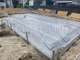 床掘りを行なった所に砕石を敷き込んでいきます。砕石を敷いて、転圧をかけて地盤を強いものにしていきます！「防湿シート」と言う湿気が上がってこないようにするシートを敷きます！---- COPYRIGHT©2021 霧島市 TDホーム霧島（有）林工務店 ----