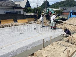 周りには「捨てコン」と言う基礎の型枠を設置するためのコンクリートが打設されています！---- COPYRIGHT©2021 霧島市 TDホーム霧島（有）林工務店 ----