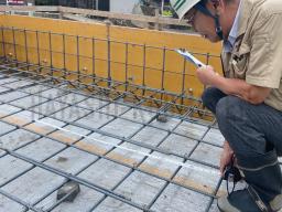 基礎配筋検査。設計図通りに施工されているか、鉄筋同士の繋ぎ目の長さや 鉄筋の間隔など細かく検査されました。---- COPYRIGHT©2021 霧島市 TDホーム霧島（有）林工務店 ----