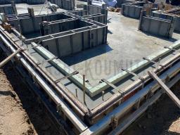 立ち上がり部分の型枠にコンクリートを打設しました！家と基礎を繋ぐためのアンカーボルトも埋め込まれています。コンクリートがしっかりと固まるまで、数日間養生された後、型枠が解体されます！ ---- COPYRIGHT©2021 霧島市 TDホーム霧島（有）林工務店 ----