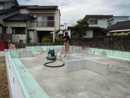 しっかりと養生期間をおいて型枠が解体されました！基礎内を綺麗にお掃除---- COPYRIGHT©2021 霧島市 TDホーム霧島（有）林工務店 ----