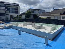 基礎の周りの土を埋め戻して、綺麗に整地して基礎工事が完了です！地震に強いベタ基礎です！---- COPYRIGHT©2021 霧島市 TDホーム霧島（有）林工務店 ----