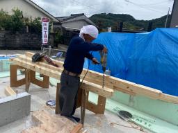 材料が搬入されて、大工工事が開始されました！最初は「土台敷き込み」と言う作業が行なわれます。この作業は、家の土台となる木材を基礎の上に設置していく作業です！---- COPYRIGHT©2021 霧島市 TDホーム霧島（有）林工務店 ----