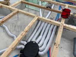 24時間換気システムの機械設置が行なわれましたヾ(=^▽^=)ノ 換気システムは、機械による給気、排気を行ない、熱交換器を通すことで熱損失を少なくできる換気です(o^∇^o)ﾉしかも綺麗な空気だけを取り込むことができるので体に優しい換気になっています！---- COPYRIGHT©2021 霧島市 TDホーム霧島（有）林工務店 ----