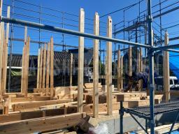 クレーンを使っての建込み が行なわれました(｡･ω･)ﾉﾞ柱を立てる所から作業が行なわれました！---- COPYRIGHT©2021 霧島市 TDホーム霧島（有）林工務店 ----