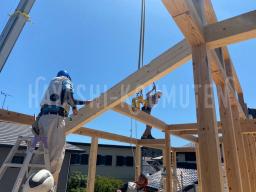 クレーンで梁や桁などの重い木材を吊り上げて柱の上に 取り付けていきます！---- COPYRIGHT©2021 霧島市 TDホーム霧島（有）林工務店 ----