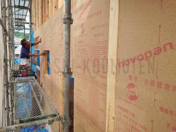 ノボパンの施工が行なわれました！「ノボパン」とは、写真の茶色い壁材の事です。耐力面材と呼ばれるもので、1枚のパネルで柱や桁などを繋ぐことで筋違いの代わりになり、地震などの横揺れに強い家にすることができます！---- COPYRIGHT©2021 霧島市 TDホーム霧島（有）林工務店 ----