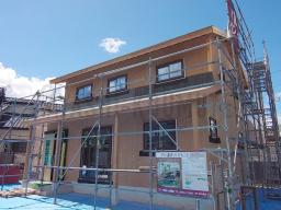 ノボパンの施工が行なわれました！「ノボパン」とは、写真の茶色い壁材の事です。耐力面材と呼ばれるもので、1枚のパネルで柱や桁などを繋ぐことで筋違いの代わりになり、地震などの横揺れに強い家にすることができます！---- COPYRIGHT©2021 霧島市 TDホーム霧島（有）林工務店 ----