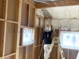 発泡ウレタン断熱材の施工が行なわれました！---- COPYRIGHT©2021 霧島市 TDホーム霧島（有）林工務店 ----