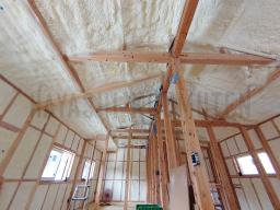 発泡ウレタン断熱材の施工が行なわれました！---- COPYRIGHT©2021 霧島市 TDホーム霧島（有）林工務店 ----