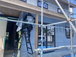 外壁材を貼る前に「遮熱シート」の施工が行なわれました！このシートは上棟時に屋根に敷き込んだのと同じシートです。太陽から受ける熱を反射する効果があります。外壁部、屋根部に遮熱シートを施工して、家全体を包み込みました！---- COPYRIGHT©2021 霧島市 TDホーム霧島（有）林工務店 ----