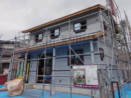 外壁材を貼る前に「遮熱シート」の施工が行なわれました！このシートは上棟時に屋根に敷き込んだのと同じシートです。太陽から受ける熱を反射する効果があります。外壁部、屋根部に遮熱シートを施工して、家全体を包み込みました！---- COPYRIGHT©2021 霧島市 TDホーム霧島（有）林工務店 ----