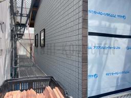 取り付けには専用の金具を用いて、遮熱シートとサイディング材の間に湿気や熱を外部に排出するための通気層を取っています。---- COPYRIGHT©2021 霧島市 TDホーム霧島（有）林工務店 ----