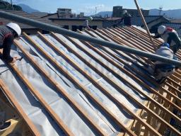 屋根の骨組みを作る前に遮熱シートを施工しました！ このシートは、太陽の熱を反射することができるシートです.｡ﾟ+.(･∀･)ﾟ+.ﾟ 屋根が一番熱を受ける場所なので、屋根からの熱を防ぐ事で断熱性もバッチリです！---- COPYRIGHT©2021 霧島市 TDホーム霧島（有）林工務店 ----