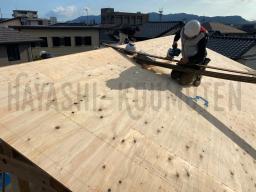 垂木の上に屋根合板を敷き込み、ルーフィングと言う防水シートをかぶせます。---- COPYRIGHT©2021 霧島市 TDホーム霧島（有）林工務店 ----