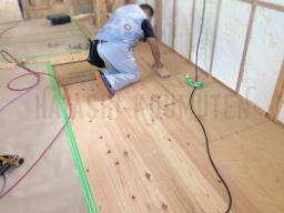 床板の施工が進められました！杉の無垢材が貼られました！---- COPYRIGHT©2021 霧島市 TDホーム霧島（有）林工務店 ----