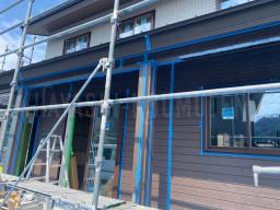 周りに付かないようにマスキングテープで養生してから、コーキング工事 を行なっていきます！---- COPYRIGHT©2021 霧島市 TDホーム霧島（有）林工務店 ----