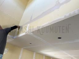 クロス工事が開始されました。いきなりクロスを貼るのではなく、下処理のパテ塗り作業が行なわれます！---- COPYRIGHT©2021 霧島市 TDホーム霧島（有）林工務店 ----