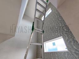 何度もパテを塗り込み平らにした後、やっとクロスが貼られます！ダマスク柄のアクセントクロスがおしゃれですね♡---- COPYRIGHT©2021 霧島市 TDホーム霧島（有）林工務店 ----