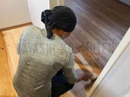 床塗装工事が進められました！ 塗っている塗料は、植物由来の自然塗料なので体にも優しい塗料です！---- COPYRIGHT©2021 霧島市 TDホーム霧島（有）林工務店 ----