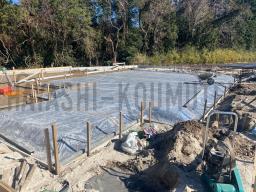 床掘りを行なった所に砕石を敷き込んでいきます。砕石を敷いて、転圧をかけて地盤を強いものにしていきます！「防湿シート」と言う湿気が上がってこないようにするシートを敷きます！---- COPYRIGHT©2021 霧島市 TDホーム霧島（有）林工務店 ----