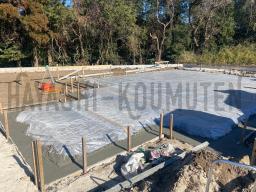 周りには「捨てコン」と言う基礎の型枠を設置するためのコンクリートが打設されています！---- COPYRIGHT©2021 霧島市 TDホーム霧島（有）林工務店 ----