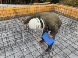 基礎配筋検査。設計図通りに施工されているか、鉄筋同士の繋ぎ目の長さや 鉄筋の間隔など細かく検査されました。---- COPYRIGHT©2021 霧島市 TDホーム霧島（有）林工務店 ----