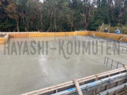 コンクリートを流し込んだら、表面を平らに均していきます---- COPYRIGHT©2021 霧島市 TDホーム霧島（有）林工務店 ----