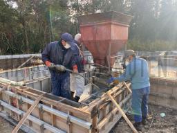 立ち上がり基礎の型枠が組まれ、型枠を取付けた後は、ベースと同じ様にコンクリートをクレーンで吊り上げながら 打設が行なわれました！---- COPYRIGHT©2021 霧島市 TDホーム霧島（有）林工務店 ----