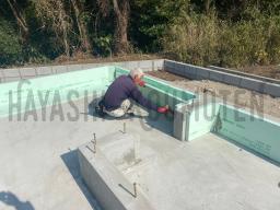 コンクリートがしっかりと固まり、型枠を解体した後に、基礎断熱材を取り付けています！外部に面する部分に基礎断熱材を施工することでコンクリートから伝わる外部の熱を遮断しています！---- COPYRIGHT©2021 霧島市 TDホーム霧島（有）林工務店 ----