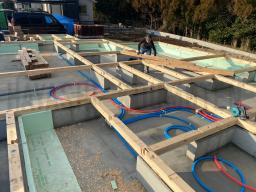 材料が搬入されて、大工工事が開始されました！最初は「土台敷き込み」と言う作業が行なわれます。この作業は、家の土台となる木材を基礎の上に設置していく作業です！---- COPYRIGHT©2021 霧島市 TDホーム霧島（有）林工務店 ----