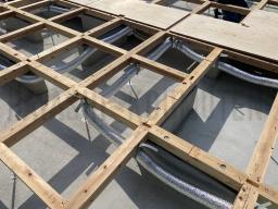 24時間換気システムの機械設置が行なわれましたヾ(=^▽^=)ノ 換気システムは、機械による給気、排気を行ない、熱交換器を通すことで熱損失を少なくできる換気です(o^∇^o)ﾉしかも綺麗な空気だけを取り込むことができるので体に優しい換気になっています！---- COPYRIGHT©2021 霧島市 TDホーム霧島（有）林工務店 ----