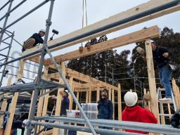 クレーンでの建込み作業が行なわれました！土台敷き込みを行なった所に柱を立てて、梁や桁などの重い木材を クレーンで吊り上げながら骨組みを組んでいく作業です！---- COPYRIGHT©2021 霧島市 TDホーム霧島（有）林工務店 ----