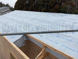 屋根の骨組みを作る前に遮熱シートを施工しました！ このシートは、太陽の熱を反射することができるシートです.｡ﾟ+.(･∀･)ﾟ+.ﾟ 屋根が一番熱を受ける場所なので、屋根からの熱を防ぐ事で断熱性もバッチリです！---- COPYRIGHT©2021 霧島市 TDホーム霧島（有）林工務店 ----