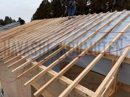 シートを敷いた後、『垂木（たるき）』と呼ばれる木材を並べていきます！垂木を設置することで遮熱シートと屋根の間に通気層ができるので 屋根の湿気や熱を排出できる仕組みになっています！---- COPYRIGHT©2021 霧島市 TDホーム霧島（有）林工務店 ----