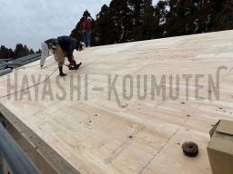 垂木の上に屋根合板を敷き込みます。---- COPYRIGHT©2021 霧島市 TDホーム霧島（有）林工務店 ----