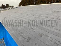 屋根合板を敷き込んだあとは、ルーフィングと言う防水シートをかぶせます。---- COPYRIGHT©2021 霧島市 TDホーム霧島（有）林工務店 ----