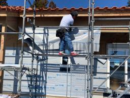 外壁材を貼る前に「遮熱シート」の施工が行なわれました！このシートは上棟時に屋根に敷き込んだのと同じシートです。太陽から受ける熱を反射する効果があります。外壁部、屋根部に遮熱シートを施工して、家全体を包み込みました！---- COPYRIGHT©2021 霧島市 TDホーム霧島（有）林工務店 ----