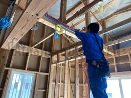 電気配線工事が進められました。配線は、ユニット配線と言う工場であらかじめ組まれたものを使用しています。 青がスイッチ、黄色が照明、赤が専用電源と言う風に 色分けしてあり、分かりやすくなっています。---- COPYRIGHT©2021 霧島市 TDホーム霧島（有）林工務店 ----