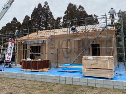 ボパンの施工が行なわれました！「ノボパン」とは、写真の茶色い壁材の事です。耐力面材と呼ばれるもので、1枚のパネルで柱や桁などを繋ぐことで筋違いの代わりになり、地震などの横揺れに強い家にすることができます！---- COPYRIGHT©2021 霧島市 TDホーム霧島（有）林工務店 ----