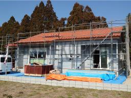 外壁材を貼る前に「遮熱シート」の施工が行なわれました！このシートは上棟時に屋根に敷き込んだのと同じシートです。太陽から受ける熱を反射する効果があります。外壁部、屋根部に遮熱シートを施工して、家全体を包み込みました！---- COPYRIGHT©2021 霧島市 TDホーム霧島（有）林工務店 ----